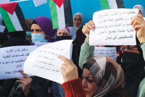 فلسطينيون يطالبون الأونروا خلال اعتصام في لبنان بالتغطية الاستشفائية الكاملة