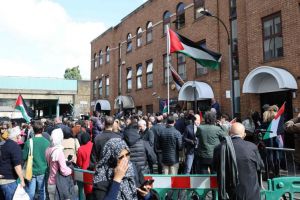 رفع العلم الفلسطيني فوق مبنى السفارة الفلسطينية في لندن