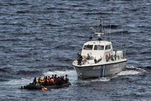 محدث| إنقاذ 4 فلسطينيين وانتشال جثتين بعد غرق قارب هجرة في اليونان