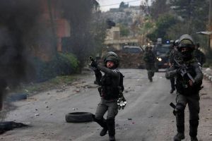 الاحتلال يصيب بالرصاص ويعتقل فلسطينيين في مخيم الدهيشة