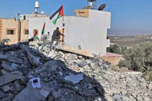 سلطات الاحتلال تهدم مبنى فلسطينيا في مخيم شعفاط
