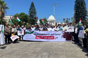وقفة بغزة تطالب بوقف الاشتباكات الدامية بمخيم 'عين الحلوة' بلبنان