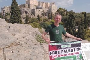 ناشط أيرلندي يقطع 2700 كيلومتر سيرًا على الأقدام للتضامن مع الفلسطينيين