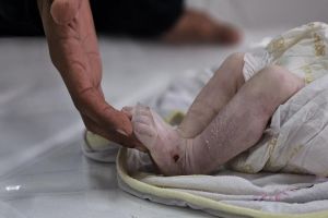 البرد القارس يودي بحياة 7 أشخاص في غزة بينهم ستة رضع
