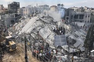 الدفاع المدني: جيش الاحتلال قتل المئات ودمر 300 منزل في مخيم جباليا بغزة