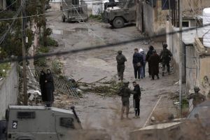 قوات الاحتلال تعيق إسعاف جريح فلسطيني في مخيم 
