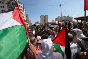 أهالي غزة ينظمون مسيرة بالأكفان رفضًا للتهجير