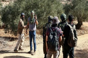 تصاعد اعتداءات المستوطنين في الضفة وإسرائيل تقر بناء 1300 وحدة استيطانية جديدة
