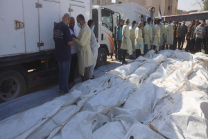 دفن جثث 38 فلسطينيًا مجهولي الهوية وسط غزة بعد تسليمها من إسرائيل