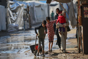 أطباء بلا حدود: المساعدات إلى غزة غير كافية وشتاء قاسٍ يهدد النازحين