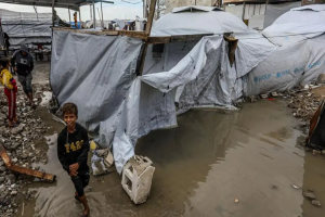 منخفض جوي يضرب غزة ويُغرق خيام النزوح في ظل غياب إمكانات الطوارئ