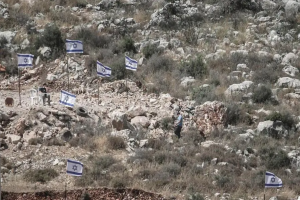 عنف المستوطنين يدفع 26 عائلة فلسطينية إلى النزوح من قراها في الضفة الغربية