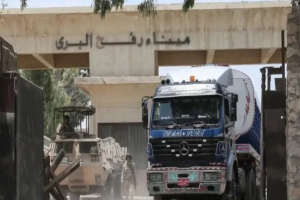 أكثر من 100 شاحنة مساعدات تعبر إلى غزة عبر معبر رفح