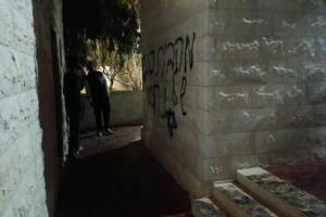 مستوطنون يحرقون مدخل مسجد في دوما جنوب نابلس