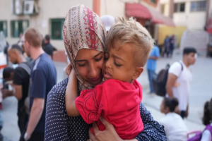 منظمة حقوقية تدين قرار نتنياهو لتأجيله نقل 150 طفلًا مريضًا من غزة