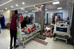 وزارة الصحة في غزة تناشد بحماية المرضى والطواقم الطبية في مستشفى شهداء الأقصى في دير البلح