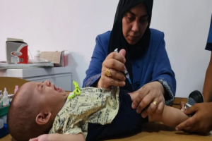 الصحة العالمية تطالب بوقف إطلاق النار لضمان نجاح حملة تطعيم شلل الأطفال في غزة