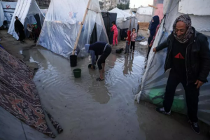 الأمطار والرياح تفاقم معاناة النازحين في غزة