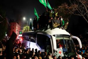 الفلسطينيون يحتفلون بالإفراج عن 90 أسيرًا من سجون الاحتلال الإسرائيلي