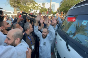 أسرى محررون يروون معاناة مروعة داخل السجون الإسرائيلية