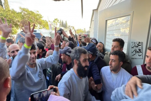 الاحتلال يمنع عائلات أسرى فلسطينيين من السفر لاستقبالهم في مصر