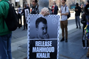 ترامب يتوعد بترحيل الطلاب المؤيدين لفلسطين ويصفهم بـ