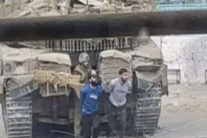 ضابط إسرائيلي يعترف باستخدام الفلسطينيين دروعًا بشرية في غزة