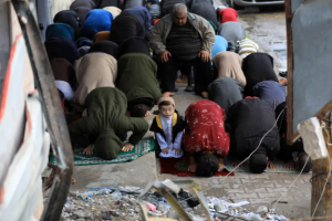 بين ركام المساجد المدمرة.. الغزيون يقيمون صلاة عيد الفطر