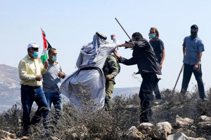 قوات الاحتلال الإسرائيلي تستخدم مجموعات استيطانية لتنفيذ أعمال عنف ضد الفلسطينيين في الضفة الغربية
