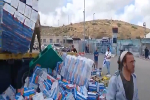 مستوطنون إسرائيليون يعترضون شاحنات المساعدات الإنسانية المتجهة إلى غزة