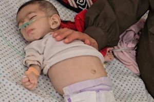 رضيعة فلسطينية تفارق الحياة جوعًا في غزة في ظل الحصار المُطبق