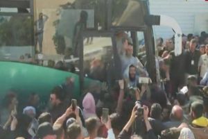 وصول عشرات الأسرى المحررين إلى الضفة وغزة ضمن الدفعة الرابعة