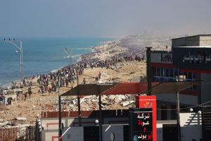 عشرات الآلاف من الفلسطينيين يعودون إلى منازلهم في شمال غزة