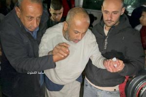 إسرائيل تفرج عن 5 أسرى فلسطينيين من غزة تظهر عليهم آثار التعذيب