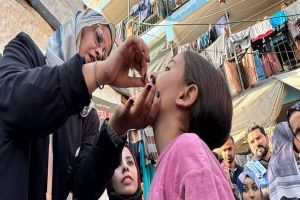 الاحتلال الإسرائيلي يحرم آلاف الأطفال في شمال غزة من لقاح شلل الأطفال