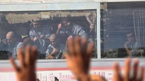 وصول دفعات من الأسرى الفلسطينيين المحررين إلى خان يونس في غزة