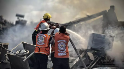 الدفاع المدني بغزة يتلقى 500 نداء استغاثة يوميًا بسبب المتفجرات والركام