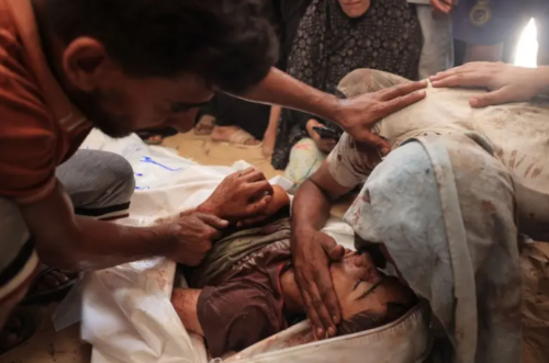 6 شهداء بينهم طفلان في قصف إسرائيلي استهدف خيام نازحين في مواصي خان يونس