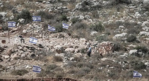 إسرائيل تعتقل 18 فلسطينيًا في الضفة وتهجّر كامل سكان رأس عين العوجا