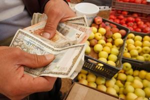 الفلسطينيون في سوريا يكتوون بنار ارتفاع الأسعار مع انهيار الليرة