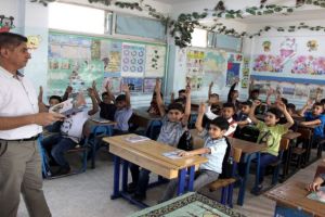 المعلمون بمدارس الأونروا في الأردن يطالبون بزيادة رواتبهم