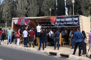 خيمة اعتصام أمام مكتب نتنياهو احتجاجًا على الجرائم ضد فلسطينيي 48