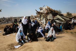 مركز حقوقي: إسرائيل تشرع بشييد مخيمات لتهجير آلاف البدو الفلسطينيين