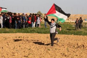 جيش الاحتلال يقتل فلسطينيًا ويصيب 54 بمسيرة العودة في غزة اليوم