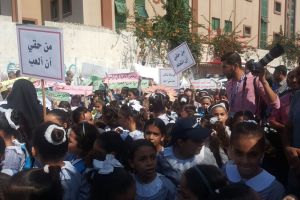 طلبة ومعلّمون يتظاهرون بغزة دعمًا لتجديد ولاية أونروا