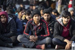 آلاف الفلسطينيين يتواجدون هناك.. مهاجرون يتعرضون للضرب والتجويع في اليونان