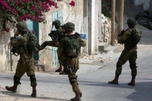 قوات الاحتلال الإسرائيلي تداهم مخيم شعفاط قرب القدس