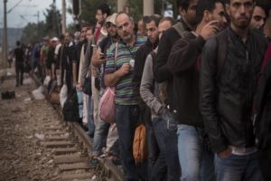 مئات اللاجئين الفلسطينيين باليونان مهددون بالتشرّد