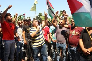 إضراب عام وتظاهرات غاضبة بمخيمات لبنان مع التئام مجلس الوزراء