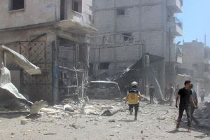نجاة 3 عائلات فلسطينية بأعجوبة من قصف مبنى شمال سوريا